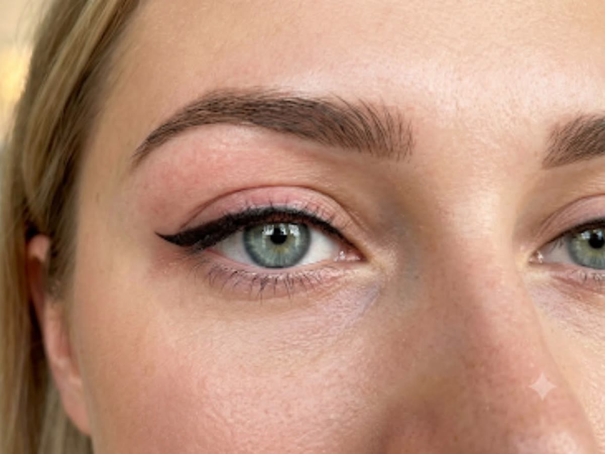 Auge mit pigmentiertem Lidstrich