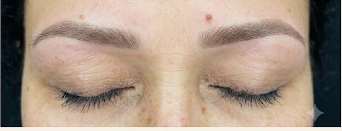 Dieselben Augenbrauen nach den Powder Brows