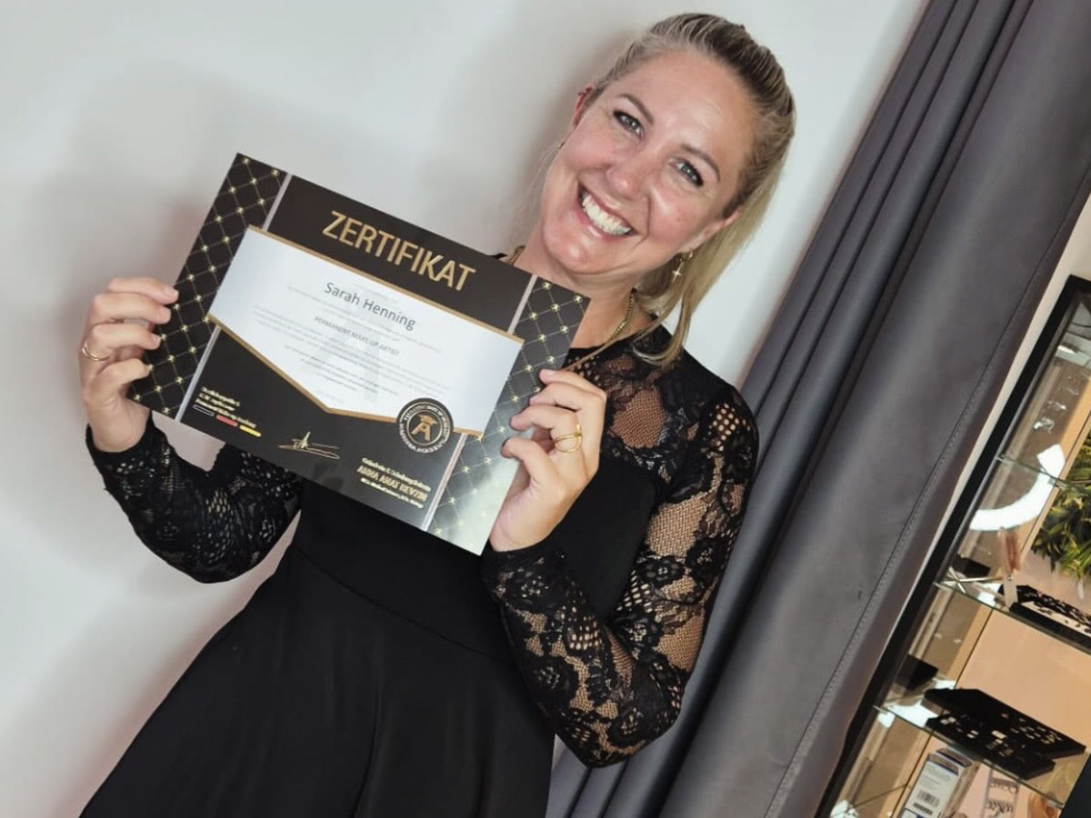 Sarah Henning mit ihrem Zertifikat als Permanent Make-up Artistin